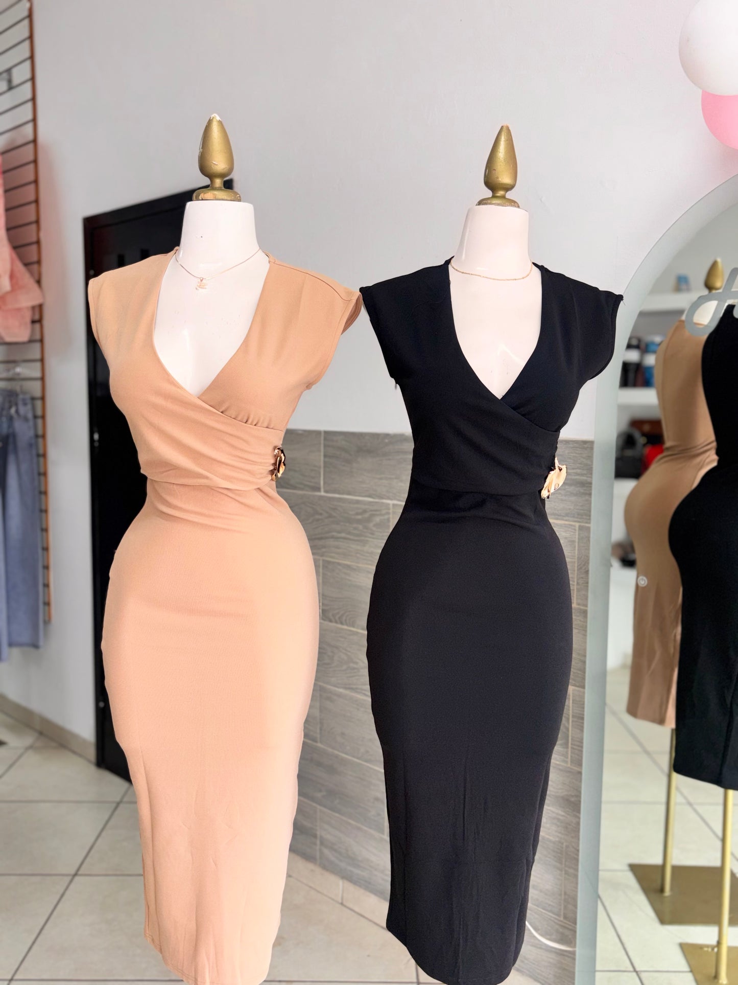 Vestido con broche dorado