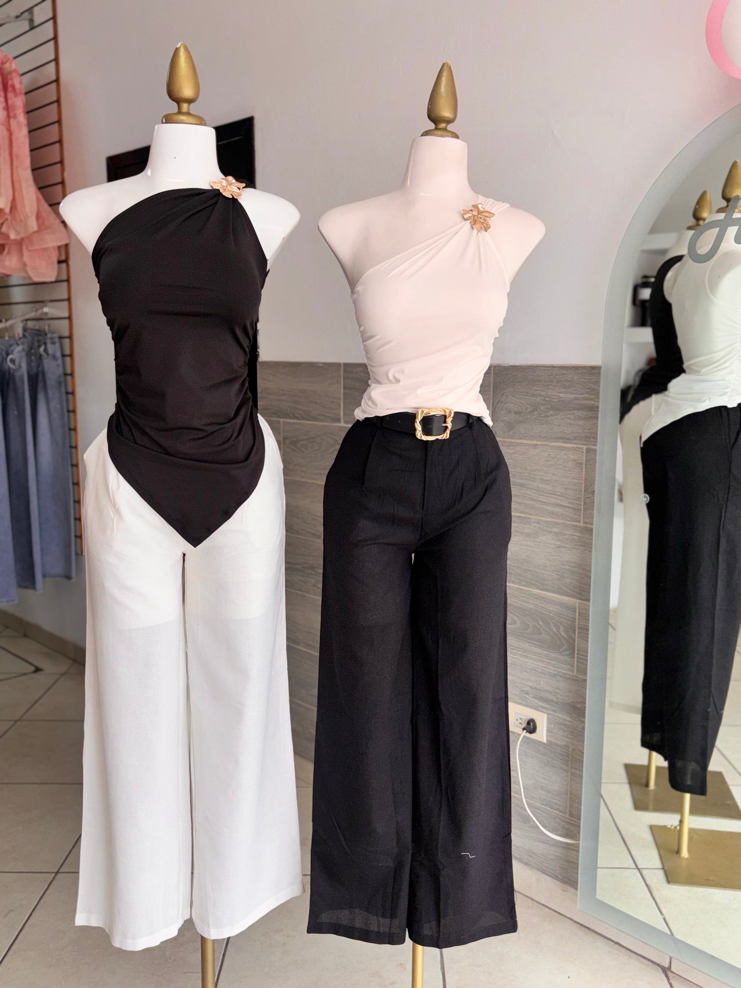 Blusa asimétrica con broche