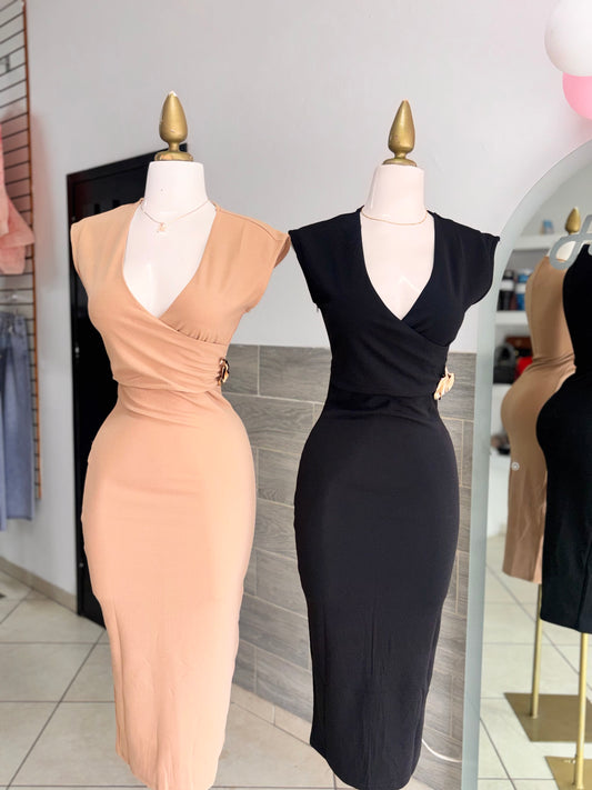 Vestido con broche dorado