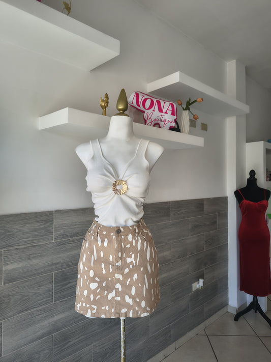 Blusa con broche dorado